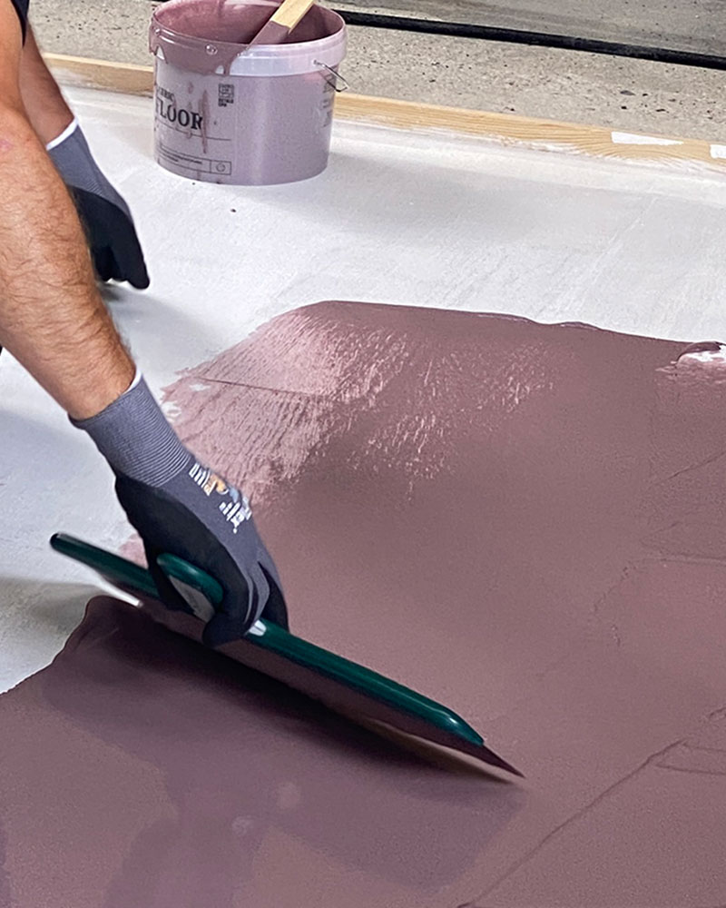 Du bör arbeta vått-i-vått och spackla i mjuka bågar. Undvik att spackla i samma riktning, för att få ett bra och levande resultat.