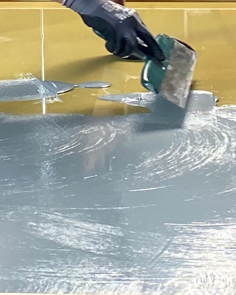 KABRIC Floor måste appliceras i ett tunt, jämnt och ogenomskinligt lager, med en bred spackel.