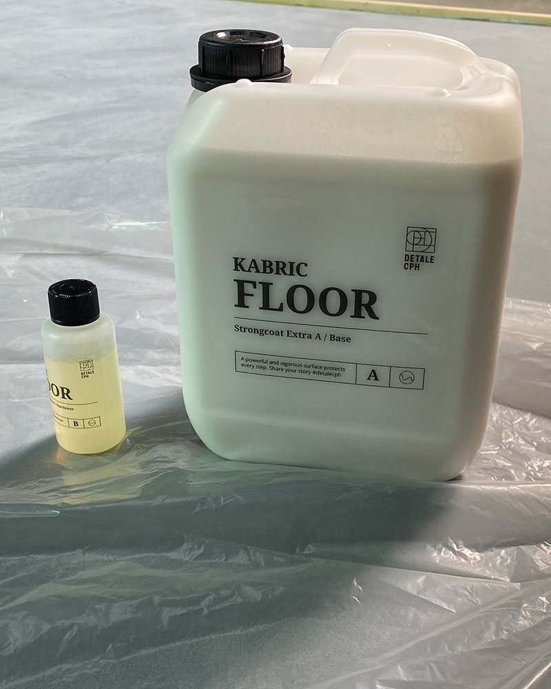 Strongcoat Extra är ett ultramatt lack med extra robusthet. Häll komponenterna i en ren hink och rör om lacken med en rörpinne i 2-3min.