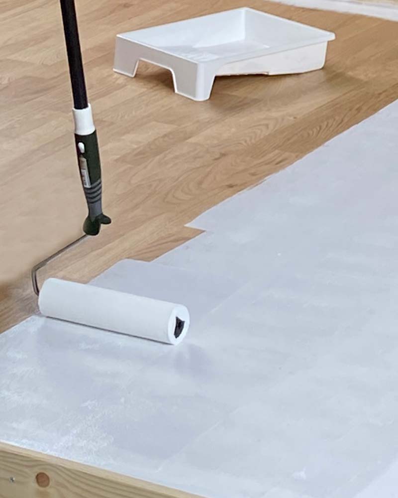 Applicera Prepare med en rulle och / eller pensel i ett tunt, ogenomskinligt lager. Låt produkten torka i min. 6 timmar före omarbetning.