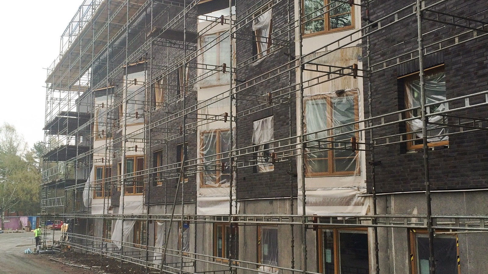 Denna nybyggnation är äldrecentret Olofslund i den svenska staden Karlstad. Hela projektet är målat med Flüggerprodukter.