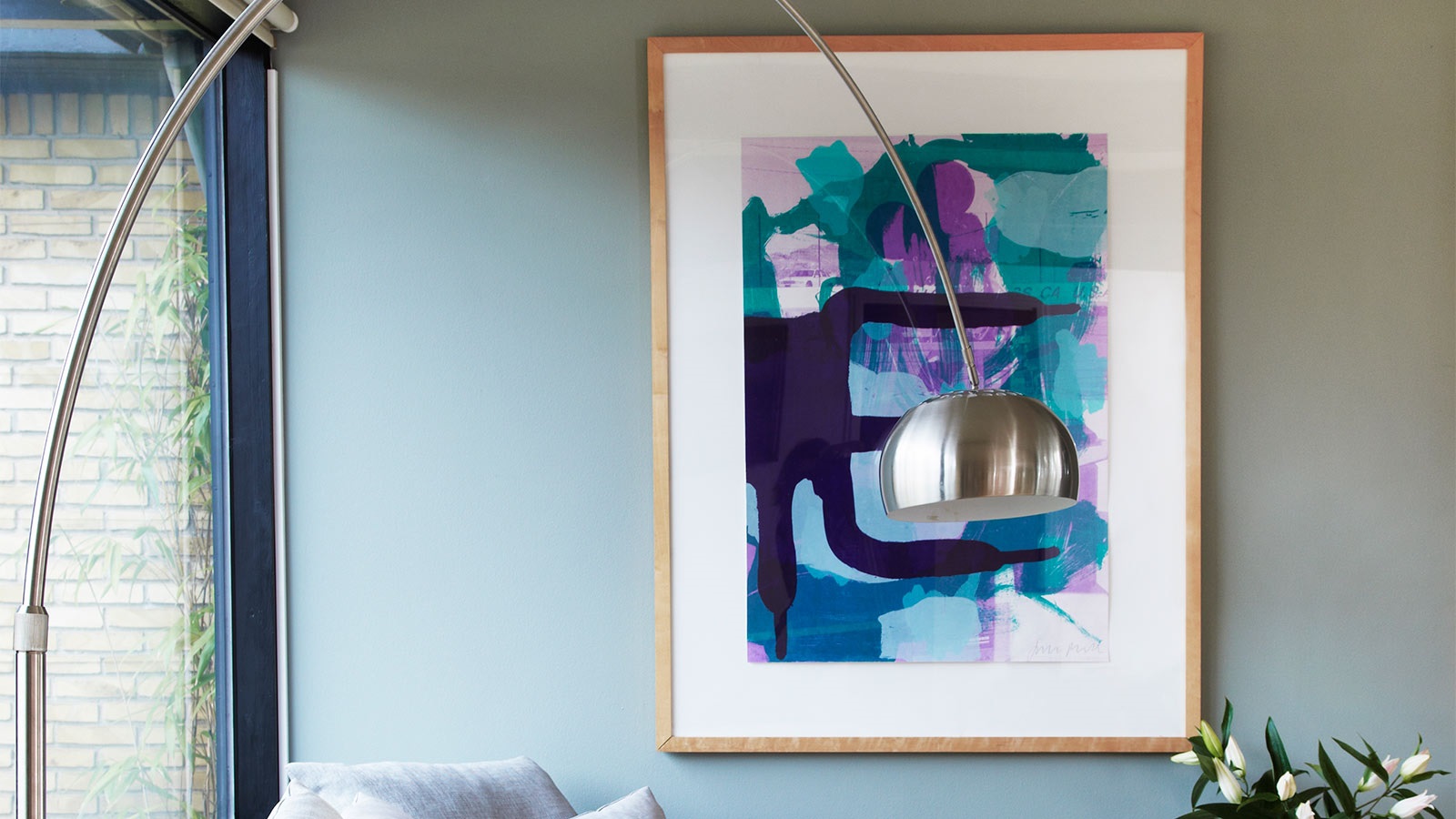 Original: Bevara de mörkblå fönsterbrädorna och dekorera väggarna med retrokonst